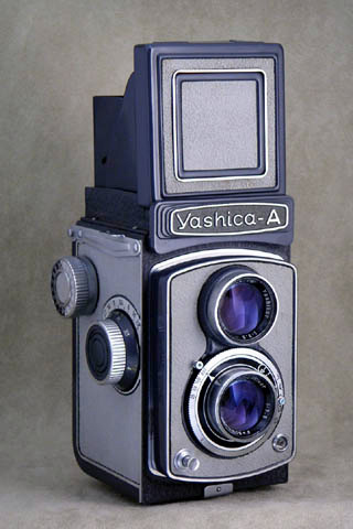 二眼レフカメラ　YASHICA FLEXファインダーに少し塵が見えます
